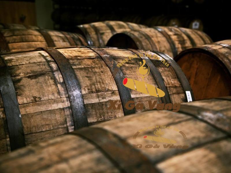 Xì gà được ủ trong các thùng gỗ sồi chuyên dùng để cất trữ rượu mạnh